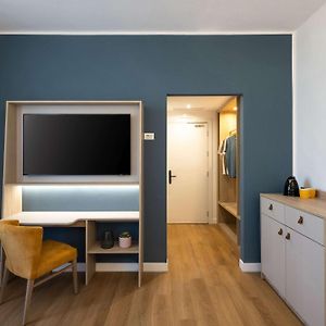 Camera adatta alle persone a mobilità ridotta con letto queen size